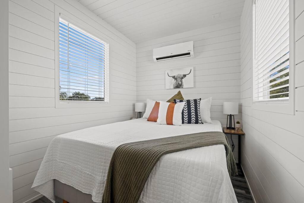 New! The Texas Longhorn-Luxury Container Home Fredericksburg Exterior photo
